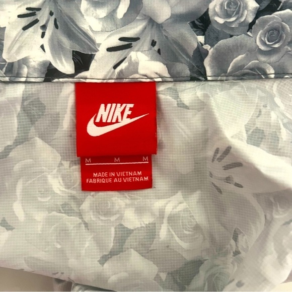Nike Women’s Oversized Medium Floral Black and White Windbreaker Running Jacket - Picture 7 of 13